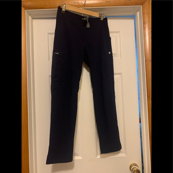 Figs scrub set in navy blue - Casma top and Kade bottoms - Picture 5 of 5